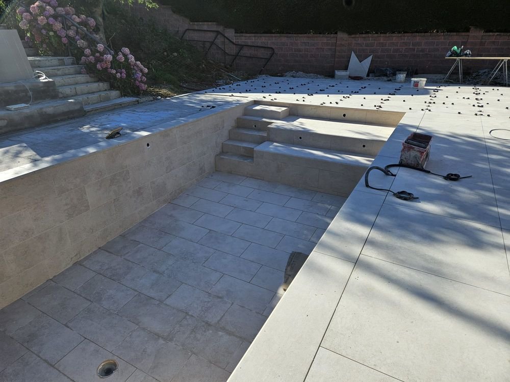 Piscina en construcción con acceso por escaleras