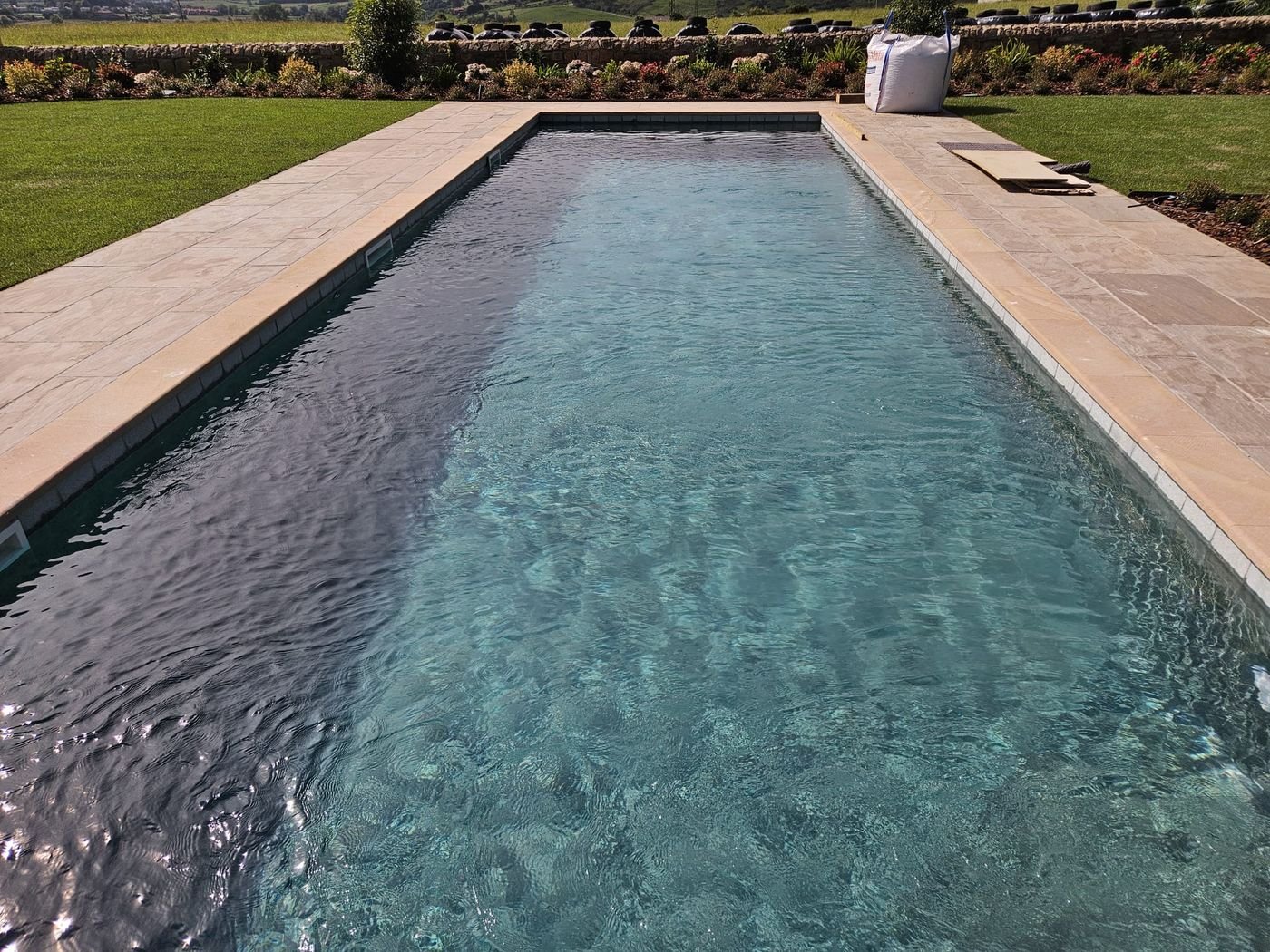 Gran piscina exterior con vistas