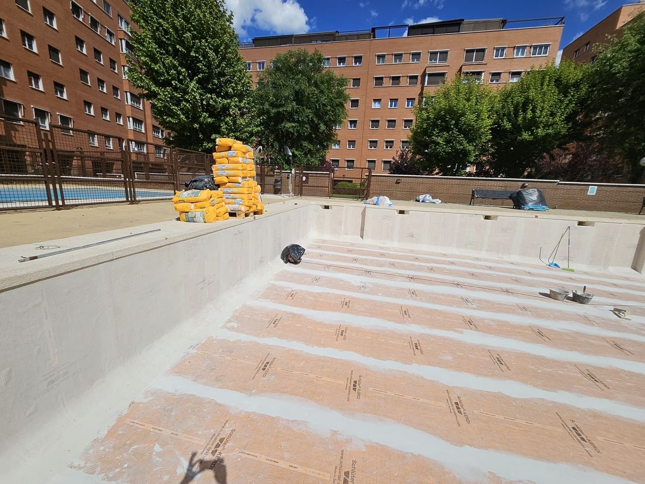 Piscina de gran formato en construcción