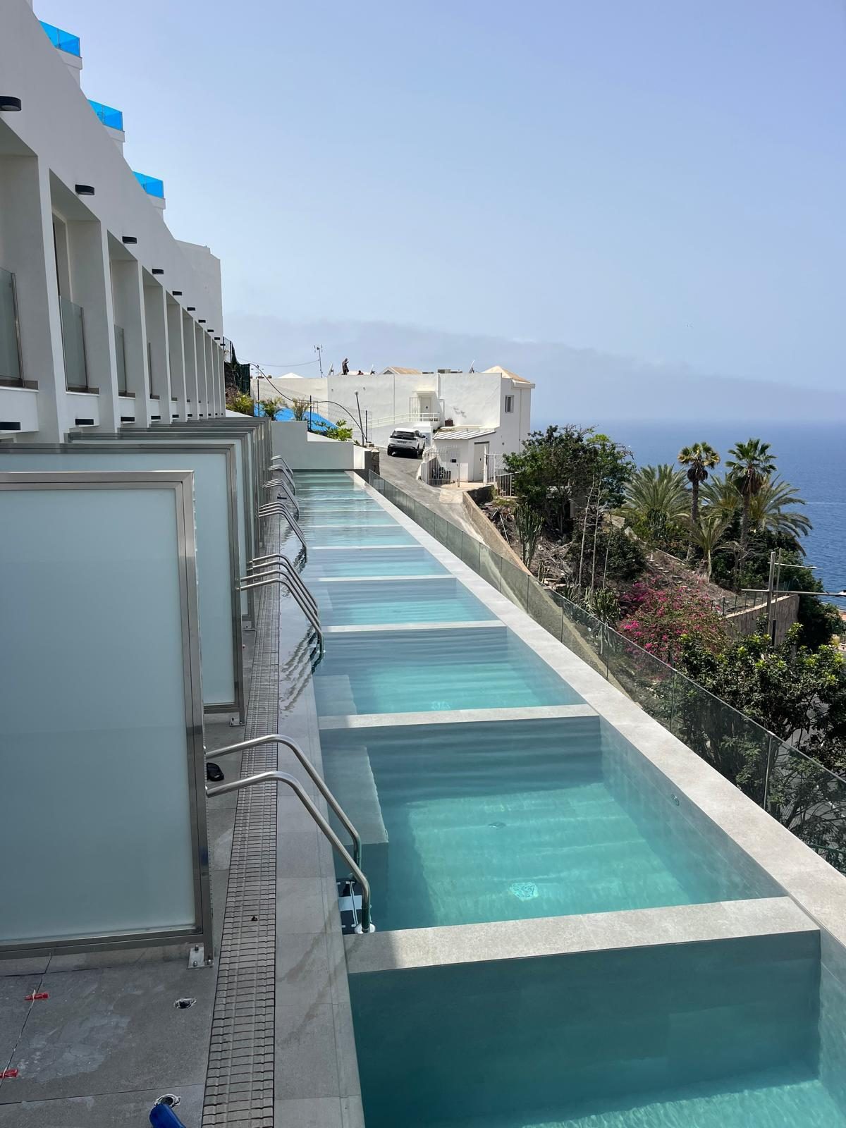 Piscinas infinity escalonadas con vistas al mar