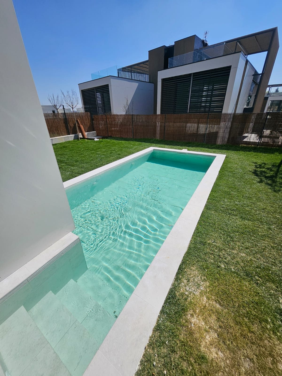 Piscina de nado junto a vivienda moderna