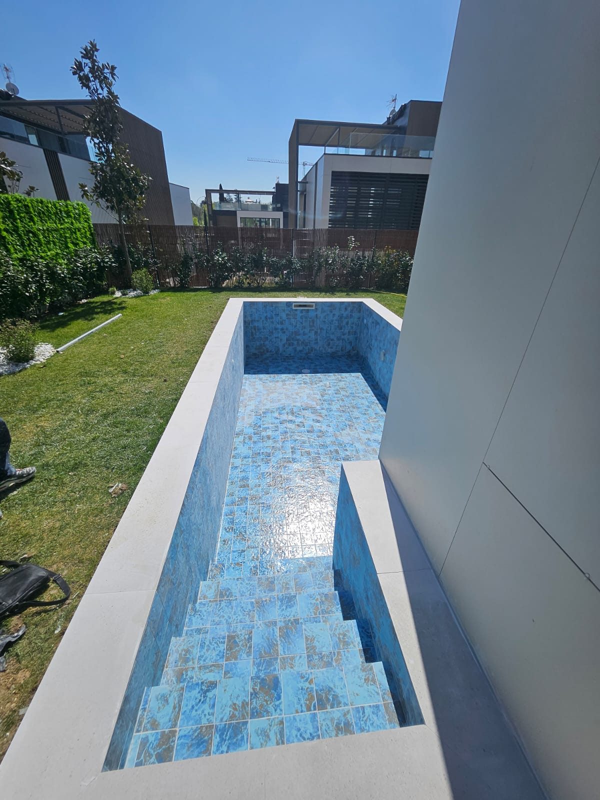 Piscina de nado con escalera de gresite