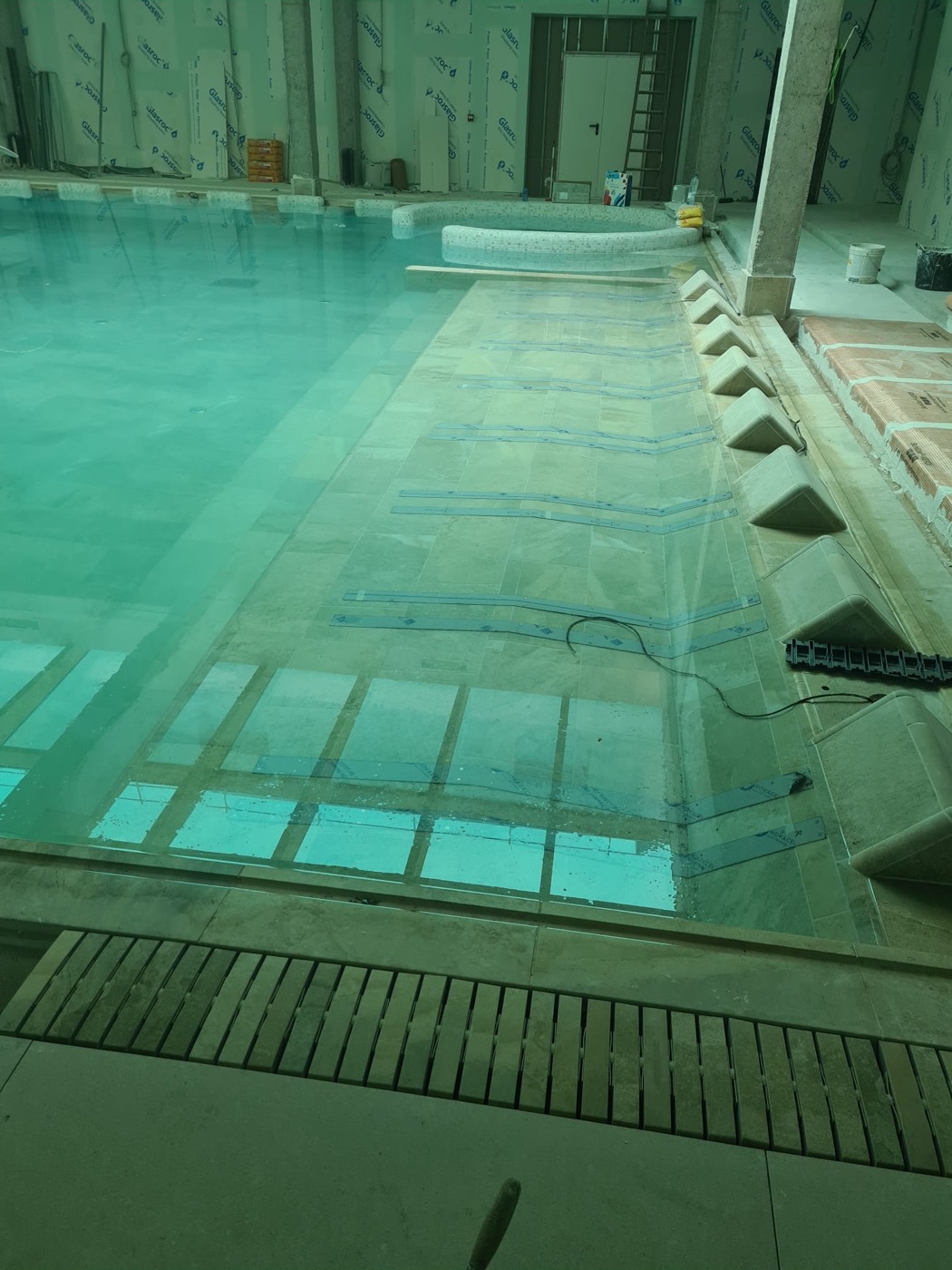 Escalera de acceso al vaso del spa en gresite