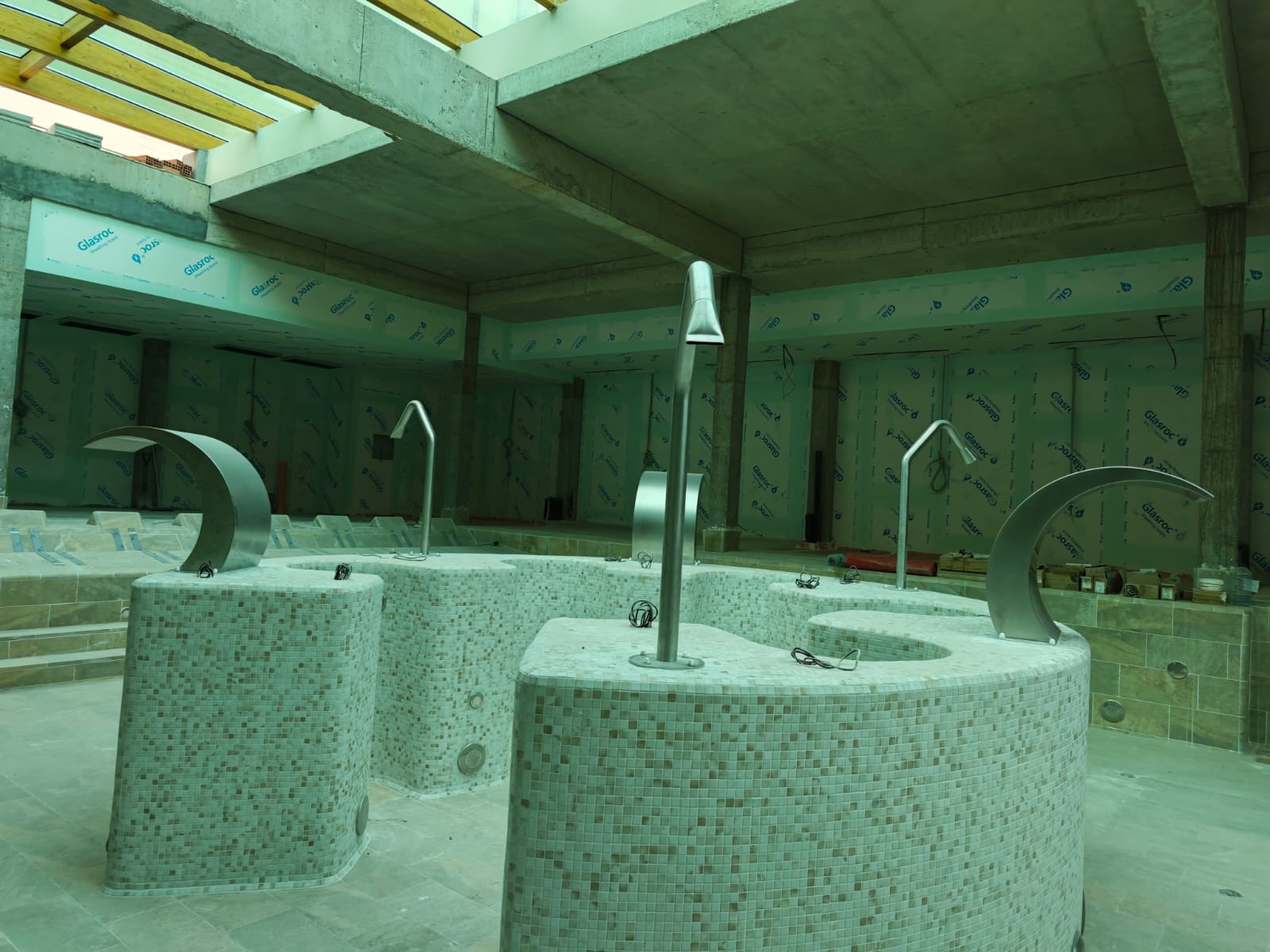 Zona de spa interior con bancos de hidromasaje