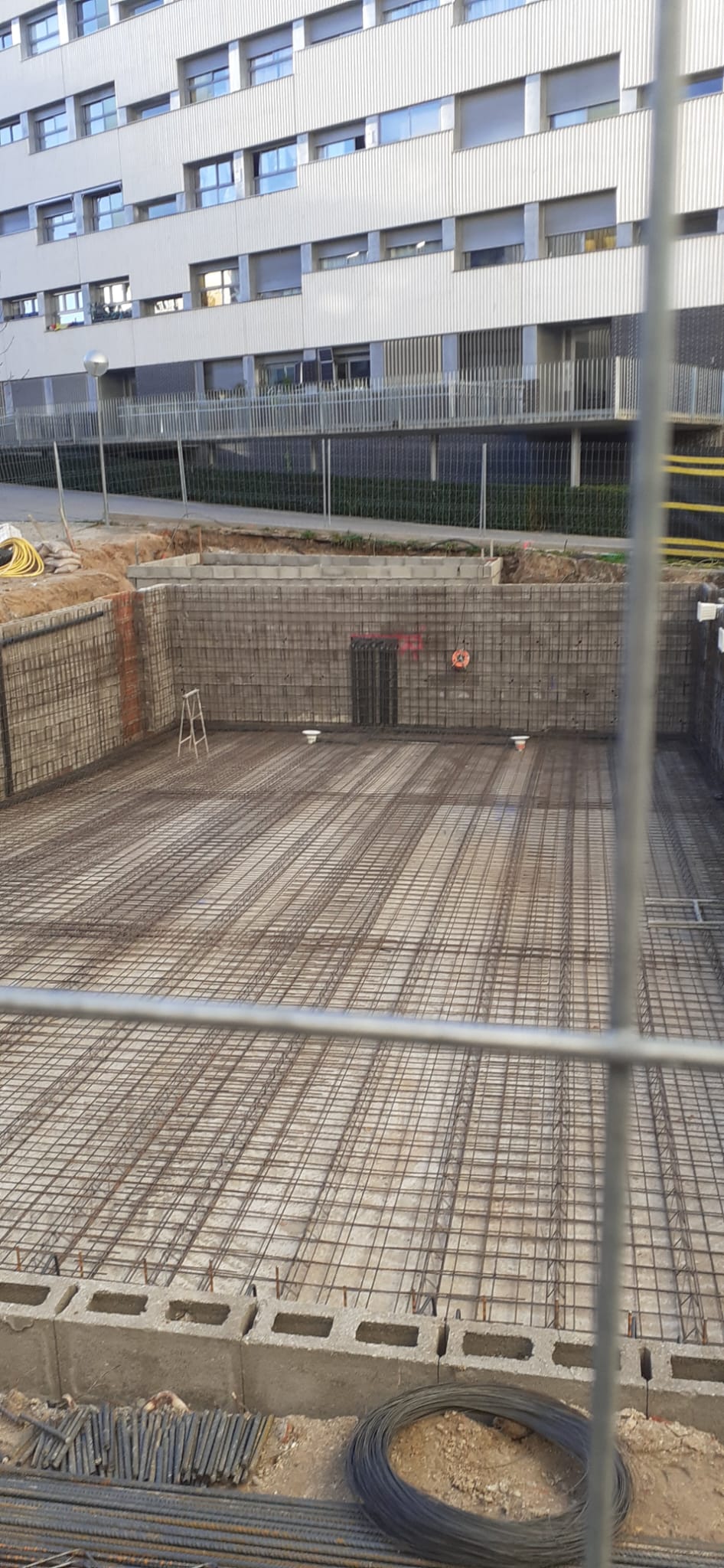 Ejecución de la estructura de la piscina preparada para el gunitado