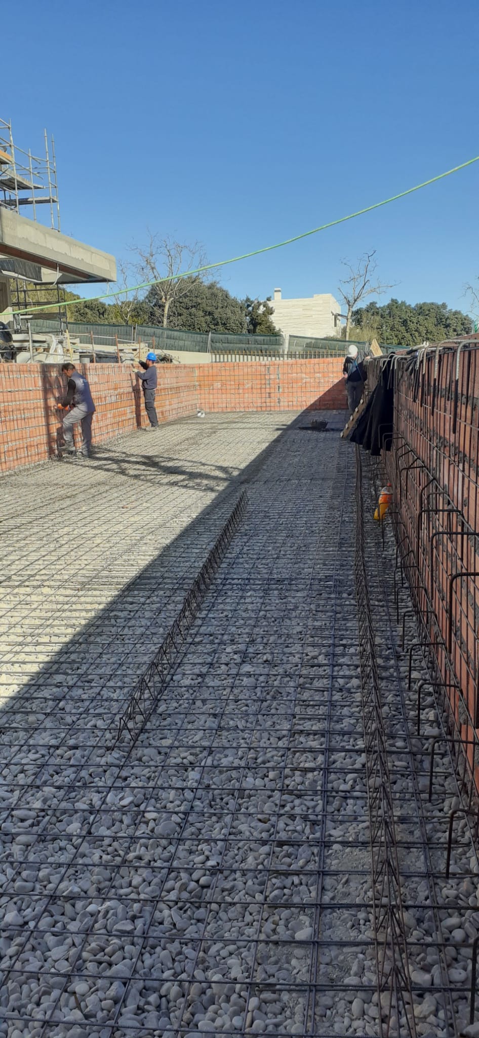 Ejecución de la estructura de la piscina preparada para el gunitado