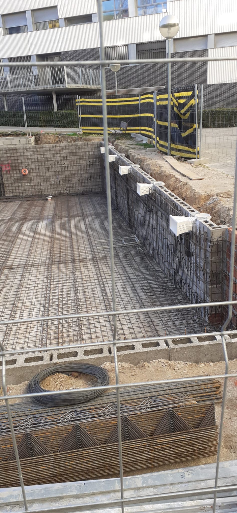Ejecución de la estructura de la piscina preparada para el gunitado