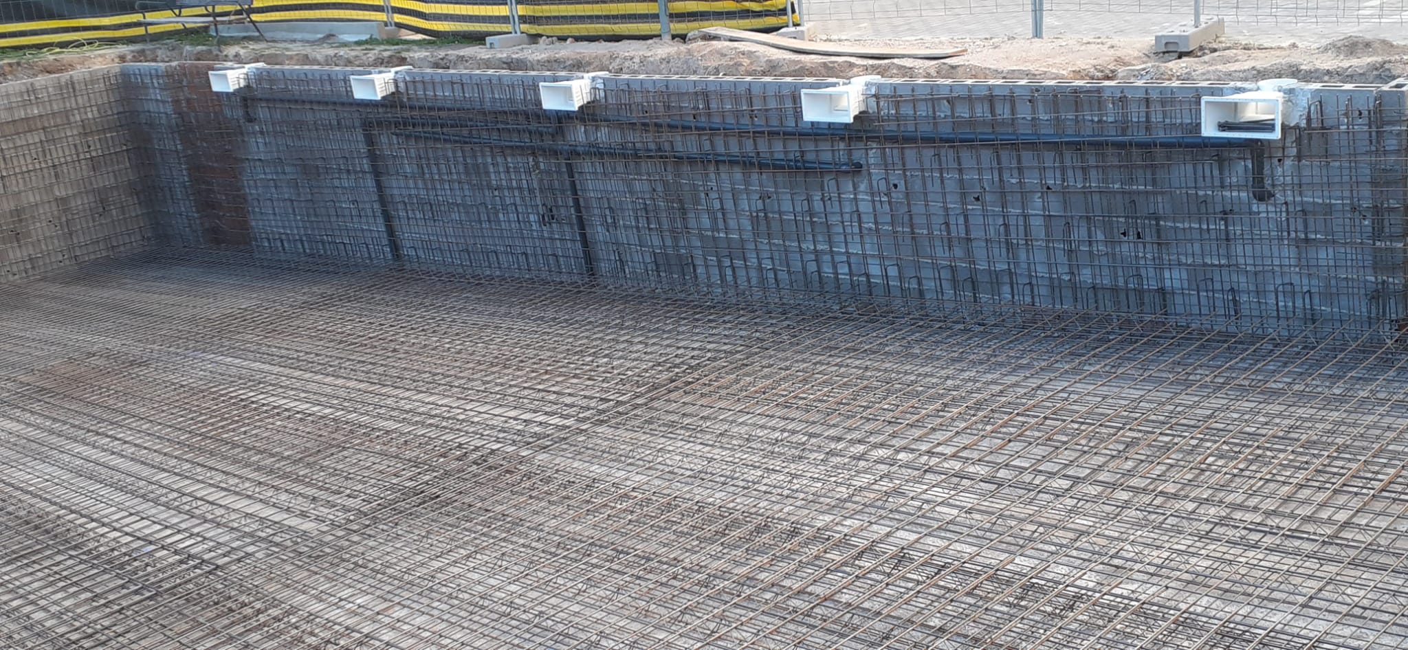 Ejecución de la estructura de la piscina preparada para el gunitado
