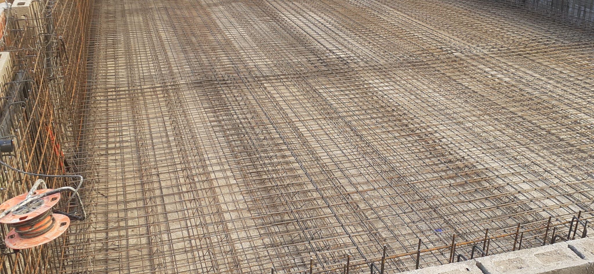 Ejecución de la estructura de la piscina preparada para el gunitado