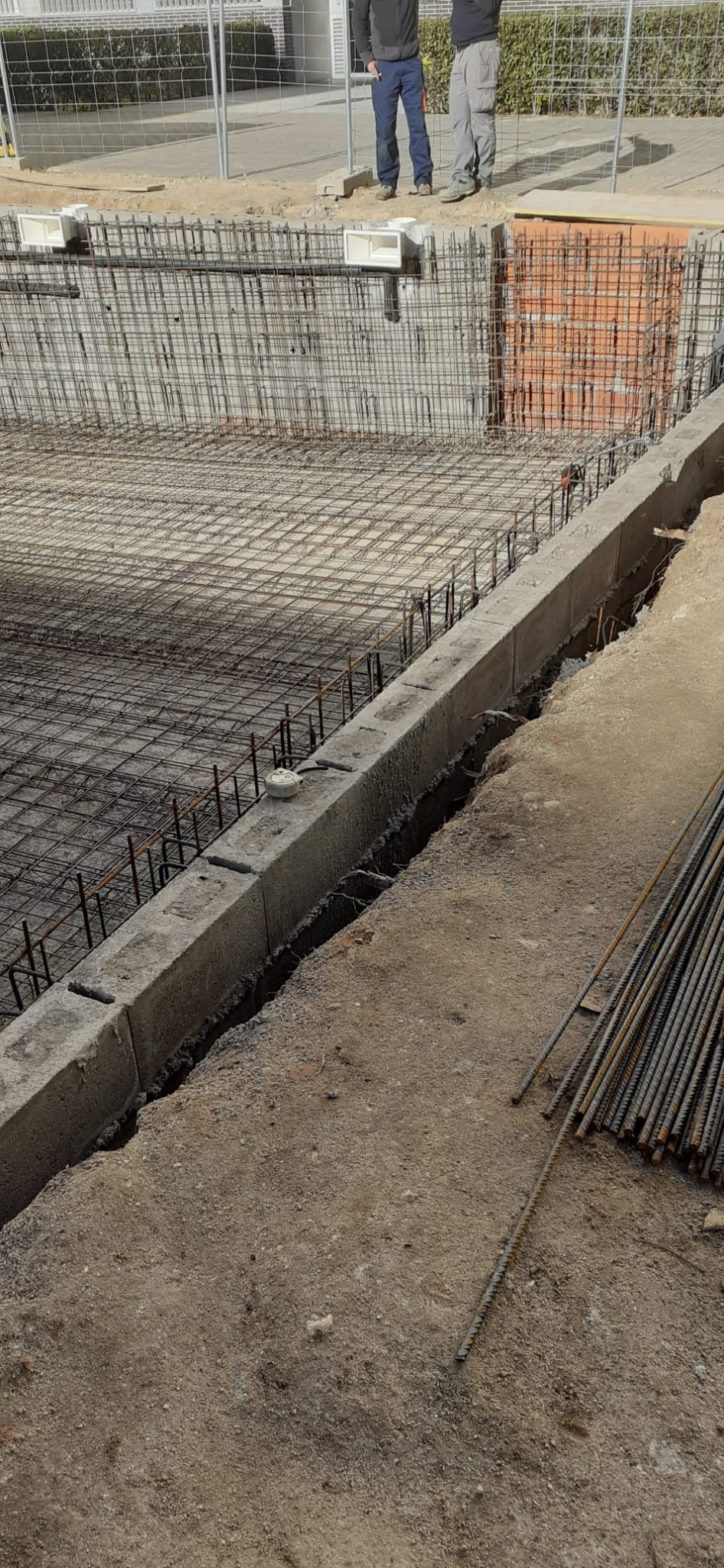 Ejecución de la estructura de la piscina preparada para el gunitado
