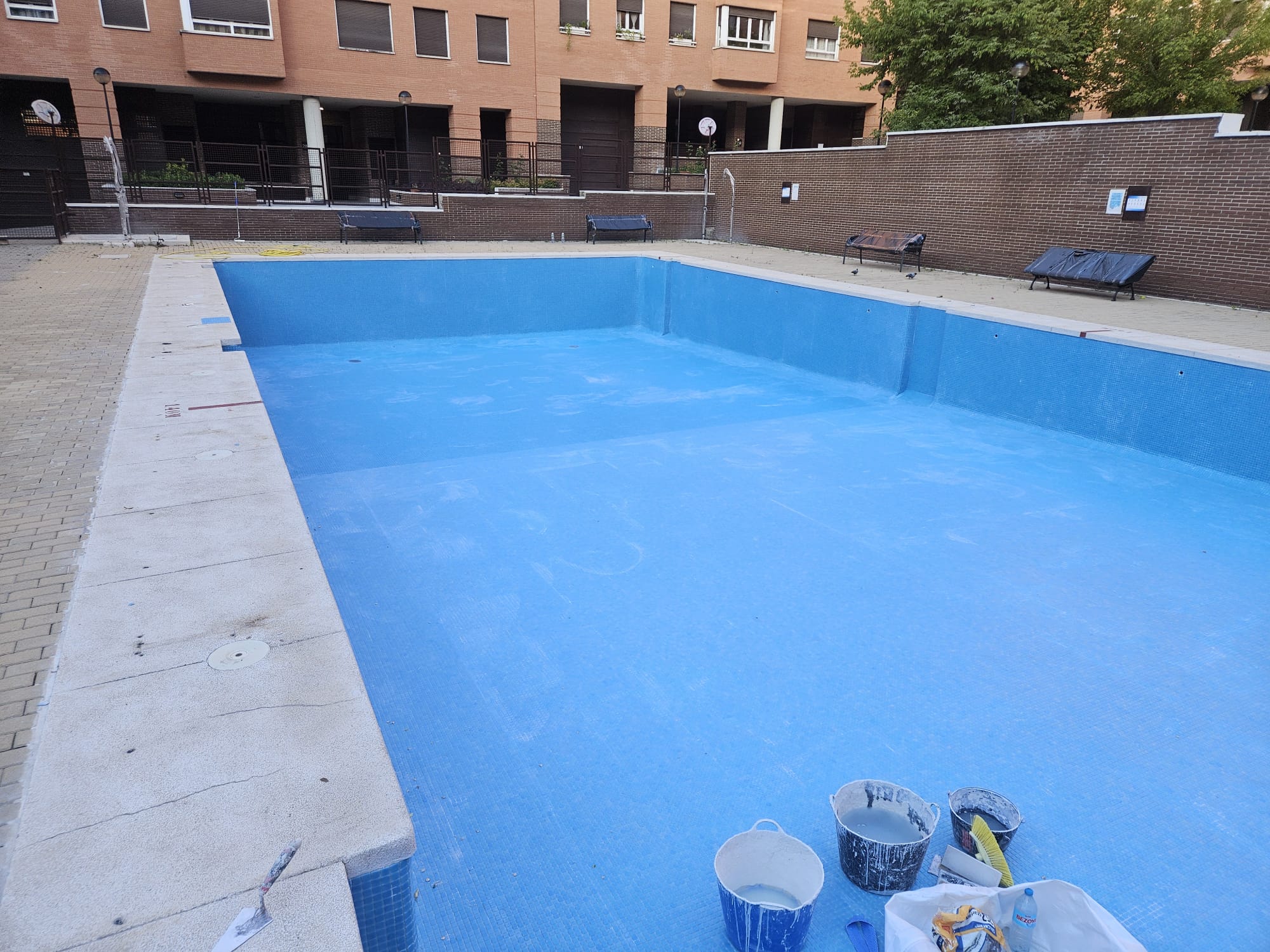 Piscina comunitaria en Vicálvaro con revestimiento en piedra natural